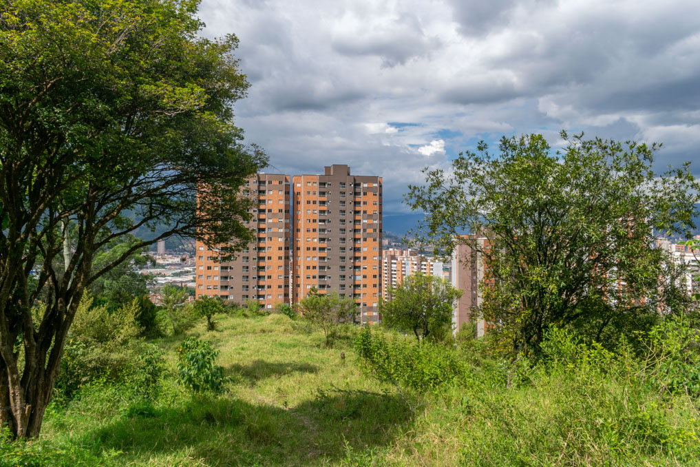 Imagen extraída de https://davivienda-bienes-cms.s3.amazonaws.com/000000001192_CL_71_SUR_35_340_LT_3_LT_ALTOS_DE_LA_ALDEA_LOTE_VISTA_2_9f1f94f1de.jpg