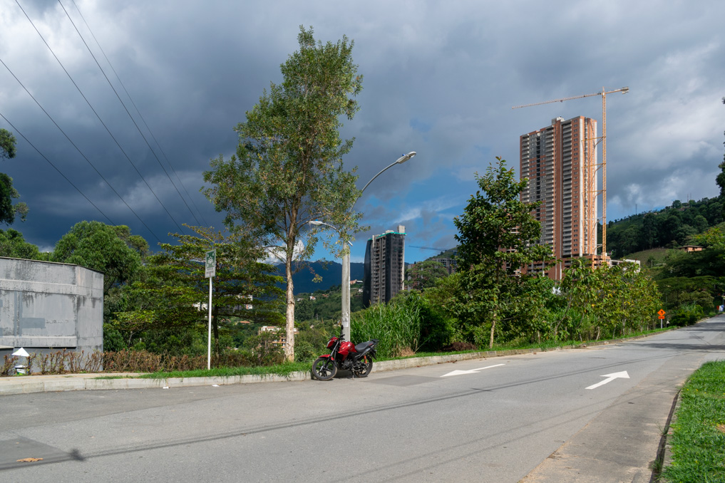 Imagen extraída de https://davivienda-bienes-cms.s3.amazonaws.com/000000001192_CL_71_SUR_35_340_LT_3_LT_ALTOS_DE_LA_ALDEA_VIA_DE_ACCESO_7ddebec884.jpg
