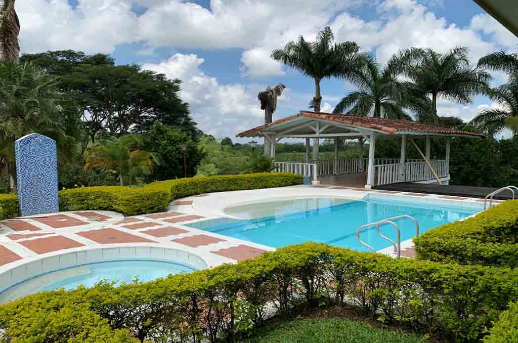Imagen extraída de https://davivienda-bienes-cms.s3.amazonaws.com/2_Piscina_f5f2865f45.jpg
